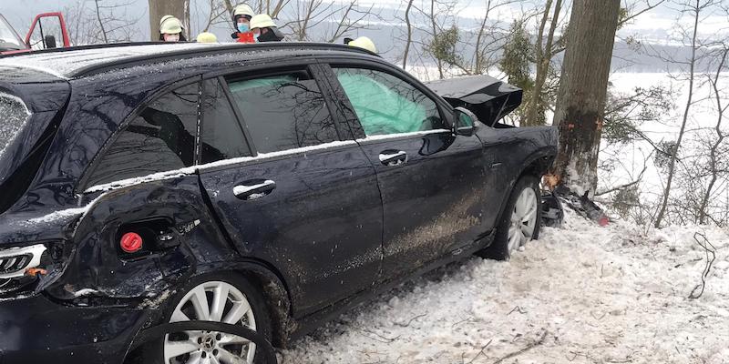 Pkw kracht gegen Baum - Verkehrsunfall zwischen Ottenstein und Brevörde 